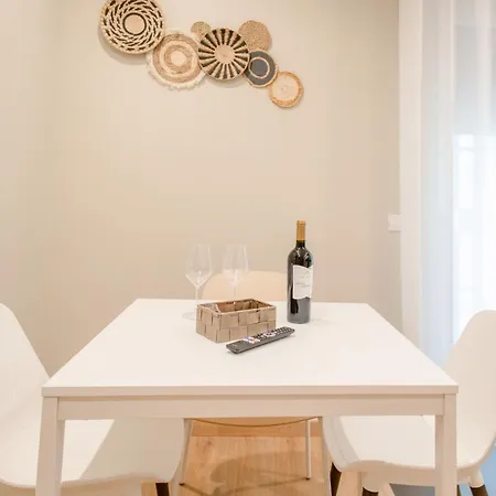 Oberdan & Charm - Elegant Apartment